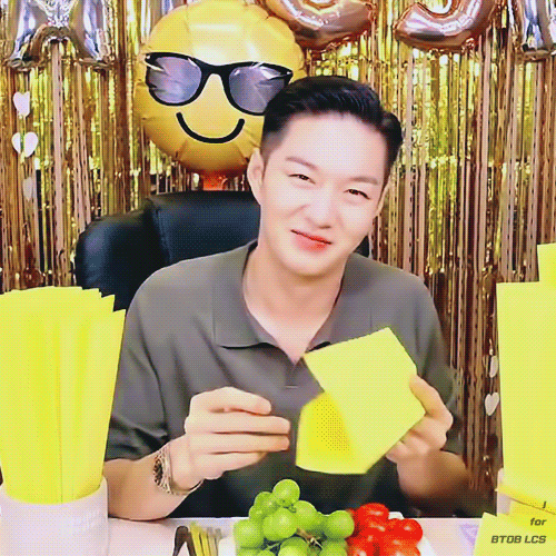 이창섭 입대하기 전보다 더 말라보이는데 8키로 정도 뺐으려나? | 인스티즈