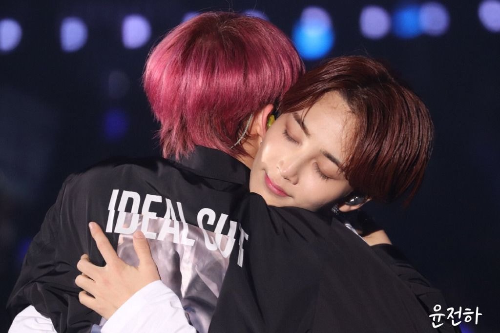 세븐틴 체조입성콘때 호시 오프닝무대중에 어깨탈골돼서 잠깐 쉬다가 다시 무대했는데 | 인스티즈