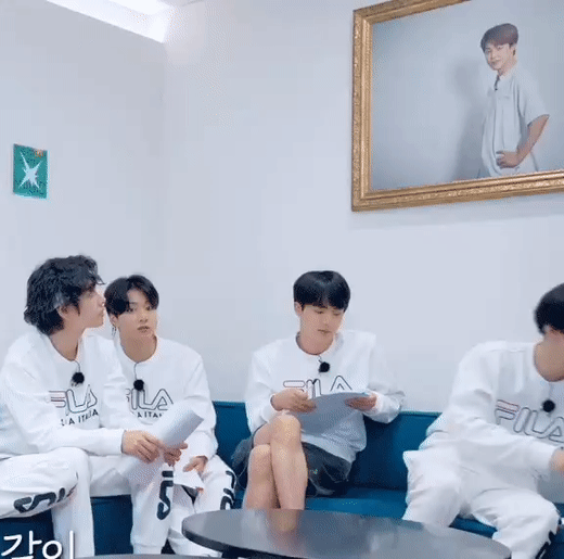 방탄 뷔 자꾸 지민 사진 쳐다보는거 개웃기넼ㅋㅋㅋㅋㅋㅋㅋㅋㅋㅋㅋㅋㅋ | 인스티즈