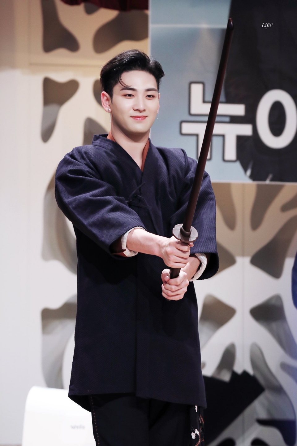 팬이 팬싸에 도복가져 왔는데 쓸데없이 전문적이게 입기 | 인스티즈