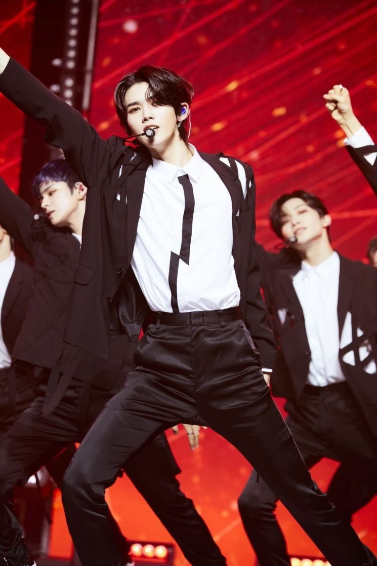 헤어 진짜 너무 구리지만 얼굴이 살렸다... 얼굴 보고 가세요... | 인스티즈