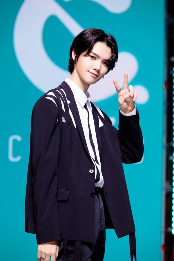 헤어 진짜 너무 구리지만 얼굴이 살렸다... 얼굴 보고 가세요... | 인스티즈