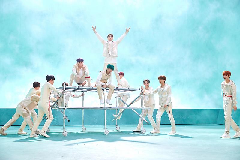 트레저 뮤비 비하인드에서 막내봐 귀여워 진짜ㅠ | 인스티즈