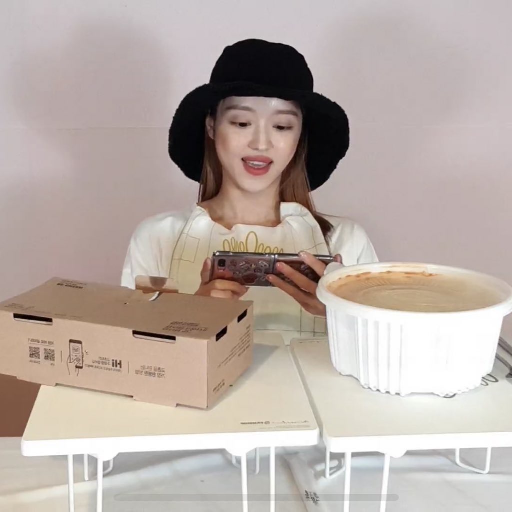 어제 브이앱에서 엽떡이랑 허니콤보 먹던 오마이걸 유아.. | 인스티즈