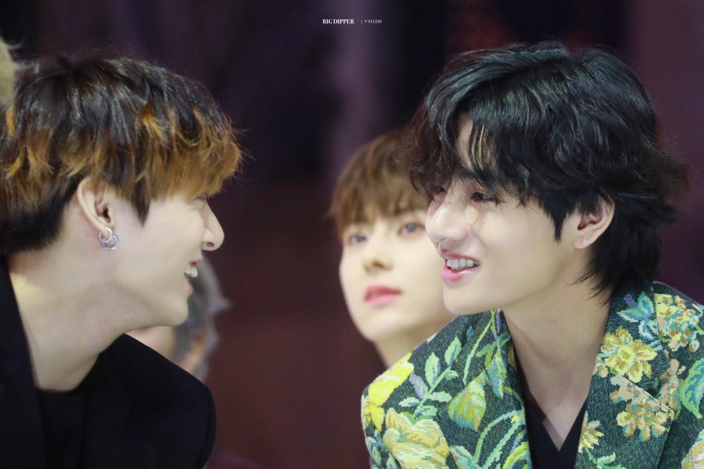 이거 방탄사진인데 뒤에 나온 황민현님 너무 시강이야 | 인스티즈