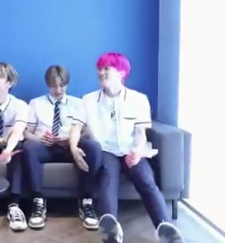 마크는 거의 카이랑 다리 공유하는데? | 인스티즈