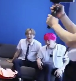 마크는 거의 카이랑 다리 공유하는데? | 인스티즈