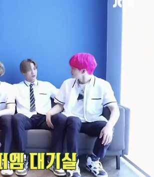 마크는 거의 카이랑 다리 공유하는데? | 인스티즈