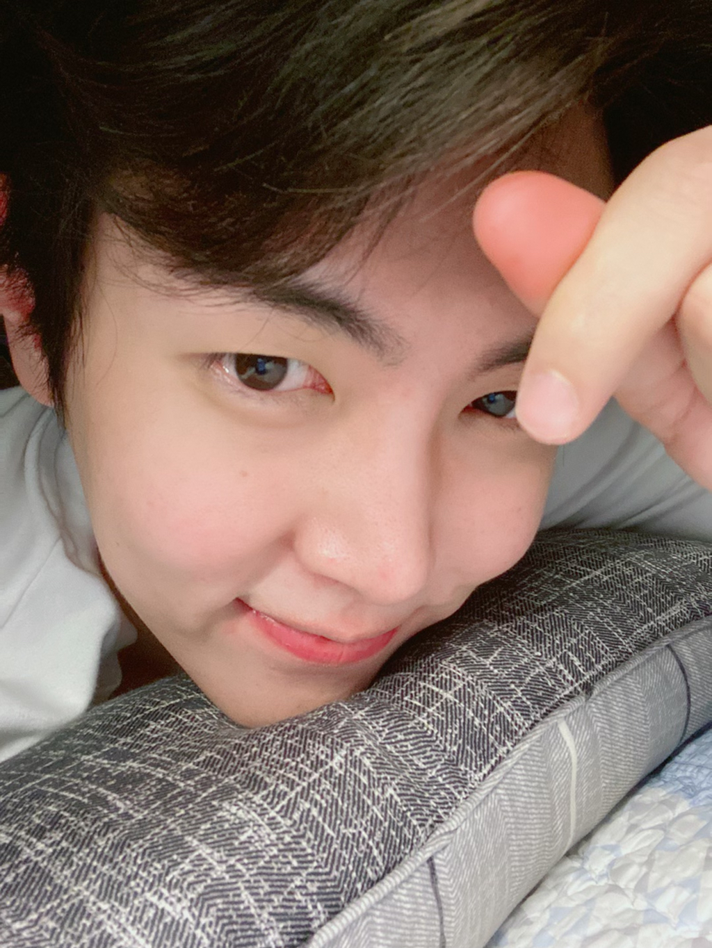 이재윤한테 안경을 샀으면 안경착샷을 올려줘야하는 무슨무슨 법이 있다고 알려주러갈 슾구 구함 | 인스티즈