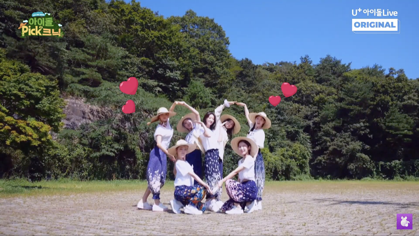 몸빼바지에 밀집모자 쓰고 돌핀 부르는 오마이걸 보고가세요🥰 | 인스티즈