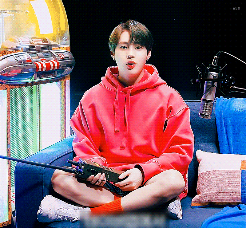 오늘 하성운 심야아이돌 1주년💜💙💛 | 인스티즈