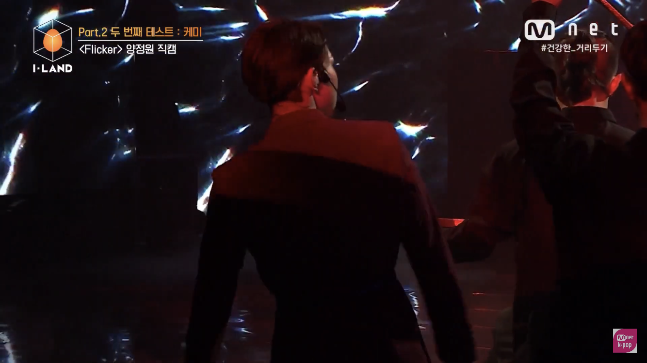 뒷모습,,, 말구요... 돌면서 하는 무대라면... 찍으시는 사람을 더 많이 배치해 주셨으면... 조앗자나요...! 아이랜드...!!!! | 인스티즈