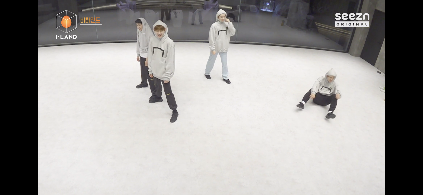 아랜 펰럽조 웃음참기한다고 이러고 연습하는거 개웃기네 ㅋㅋㅋㅌㅌ | 인스티즈