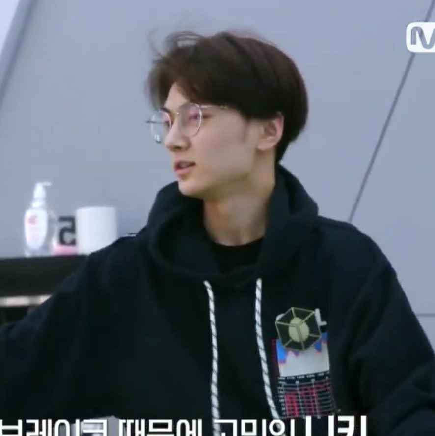 제이 안경낀거 너무 좋아 뭔가 이과선배느낌 학생회장느낌ㅜㅜㅜㅜ | 인스티즈