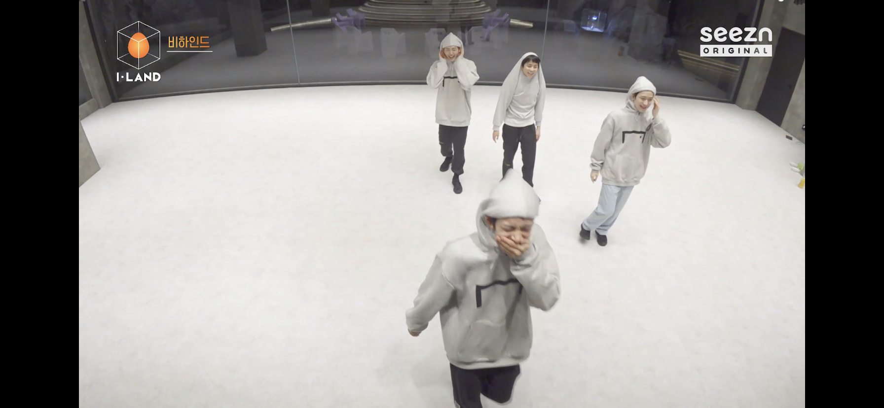 아랜 펰럽조 웃음참기한다고 이러고 연습하는거 개웃기네 ㅋㅋㅋㅌㅌ | 인스티즈