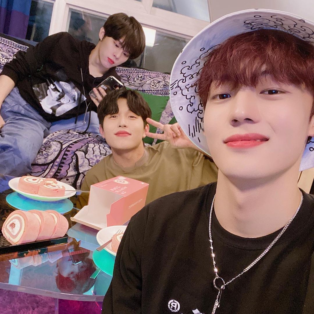 오늘 트웬티트웬티 교복 입은거 올라왔다 | 인스티즈