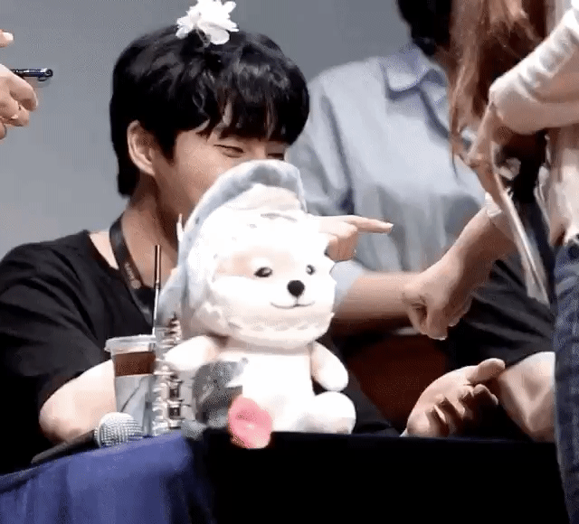 영케이 팬한테 애교부리는 거 볼 사람 (기절주의) | 인스티즈