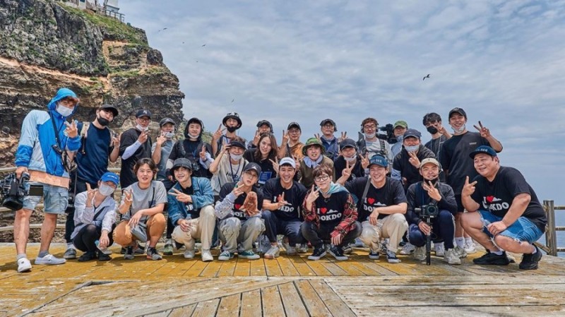 1박2일 스탭도 너무 따수운게 라비 유스케 촬영 당일에 관객없다고 퇴근하고 밥먹다가 다시 kbs로 돌아와서 응원해줌 | 인스티즈