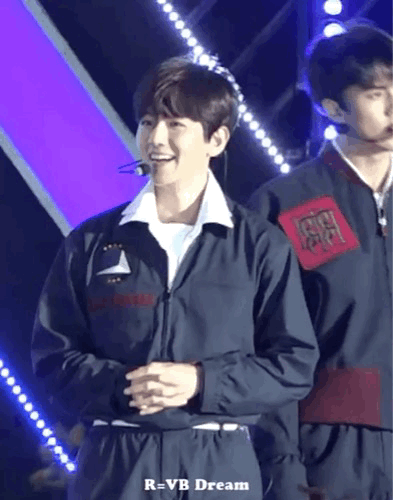 백현 실물 냉인데 웃으면 온 이라는 거 완전 이거다 | 인스티즈