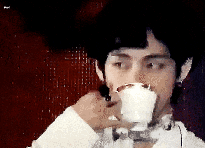 방탄 뷔가 겁나 신박하게 카페모카를 먹는 방법 .jpg | 인스티즈