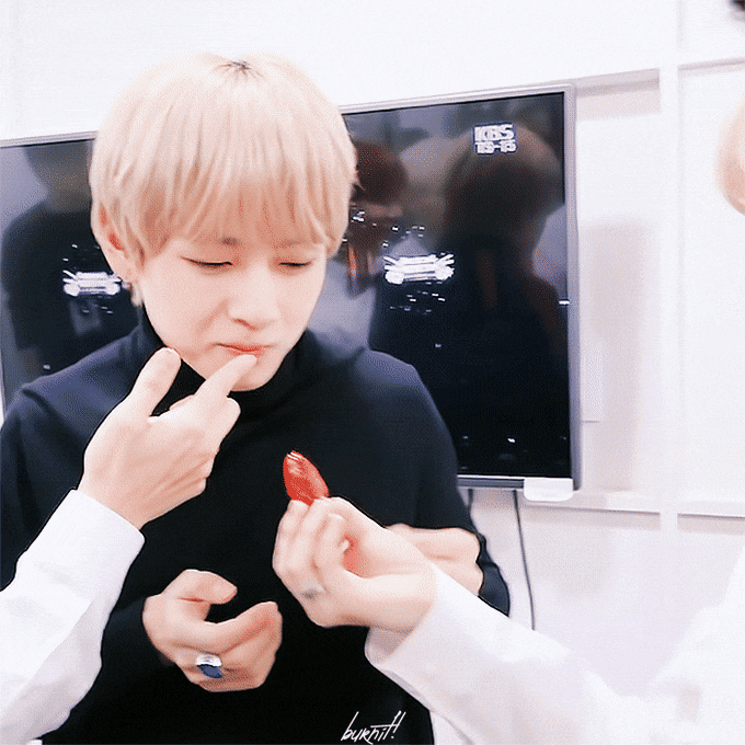 방탄 뷔가 겁나 신박하게 카페모카를 먹는 방법 .jpg | 인스티즈