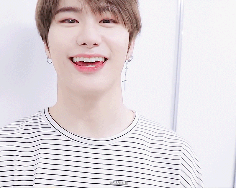 웃는 거 너무 이쁘다 진짜 환장하겠네 | 인스티즈