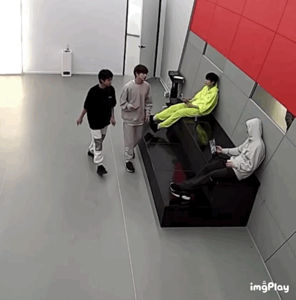 아이랜드 니키 이거 갑자기 아이패드 왜 뺏어가는거야? | 인스티즈