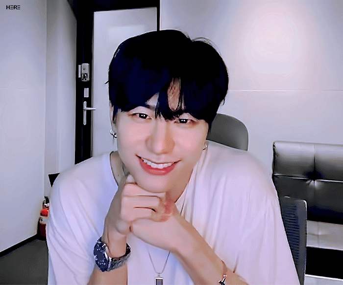 웃는 거 너무 이쁘다 진짜 환장하겠네 | 인스티즈