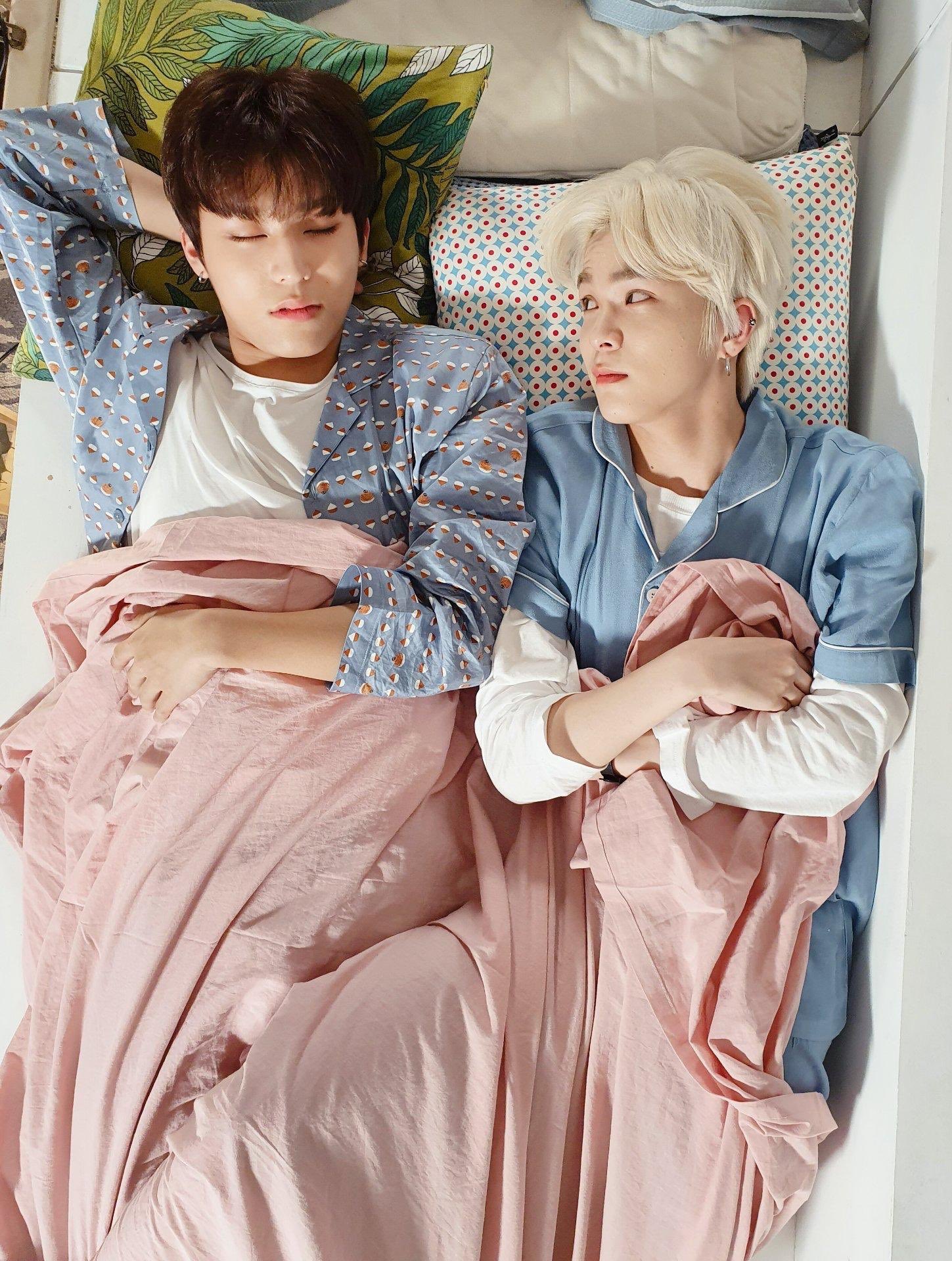 트레저 눕방 비하인드 사진에서는 그래도 자는 척 했구나했는데 | 인스티즈