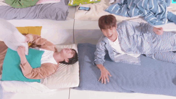 ㅇ아니 근데 재혁이 왜 베개 3개나 갖고있는건뎈ㅋㅋㅋㅋㅋㅋㅋㅋㅋㅋㅋㅋㅋㅋㅋㅋㅋㅋㅋㅋㅋㅋㅋㅋ | 인스티즈