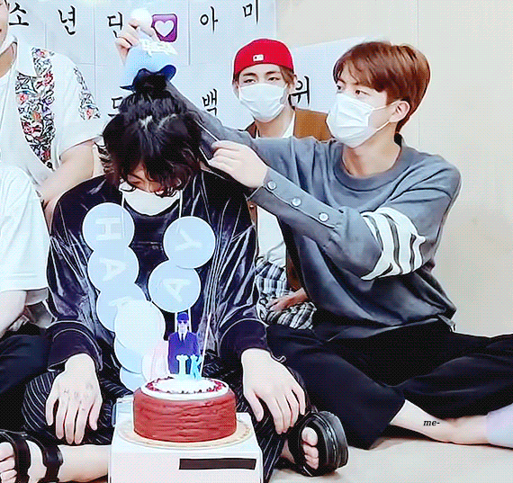 정국이 머리 꼬랑지에 고깔모자 씌워주는 맏형ㅋㅋㅋㅌㅋㅋㅋ | 인스티즈