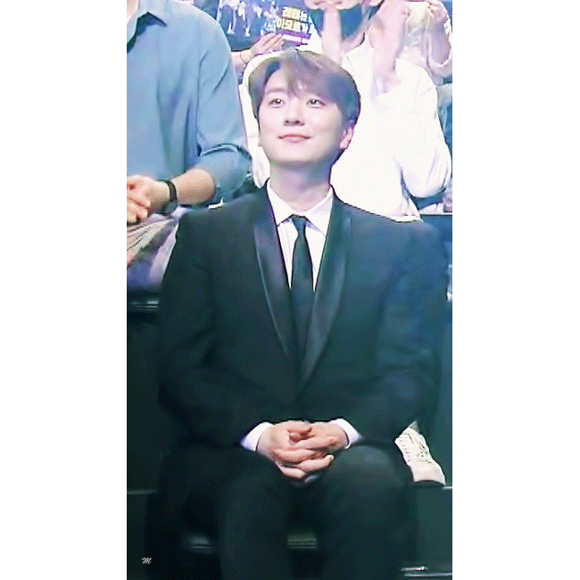 내 가수 파면서 정장입은건 원없이 보는듯 | 인스티즈