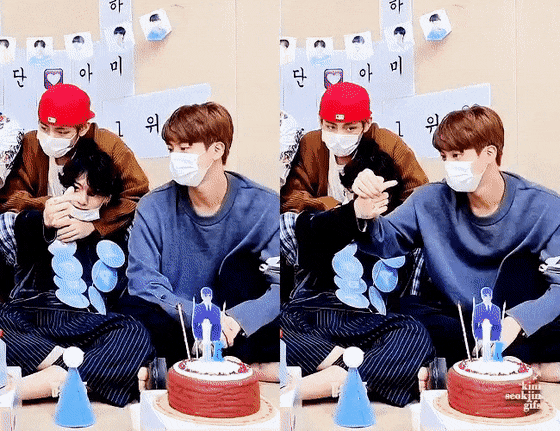 방탄 진 정국이 손하트 하는거 가만히 쳐다보다가 왜 다쳤냐고 하는거 | 인스티즈