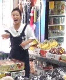 부모님 마트에서 일 도와드리고 포도 다 팔았다고 춤추는거 진짜 개귀여워 | 인스티즈