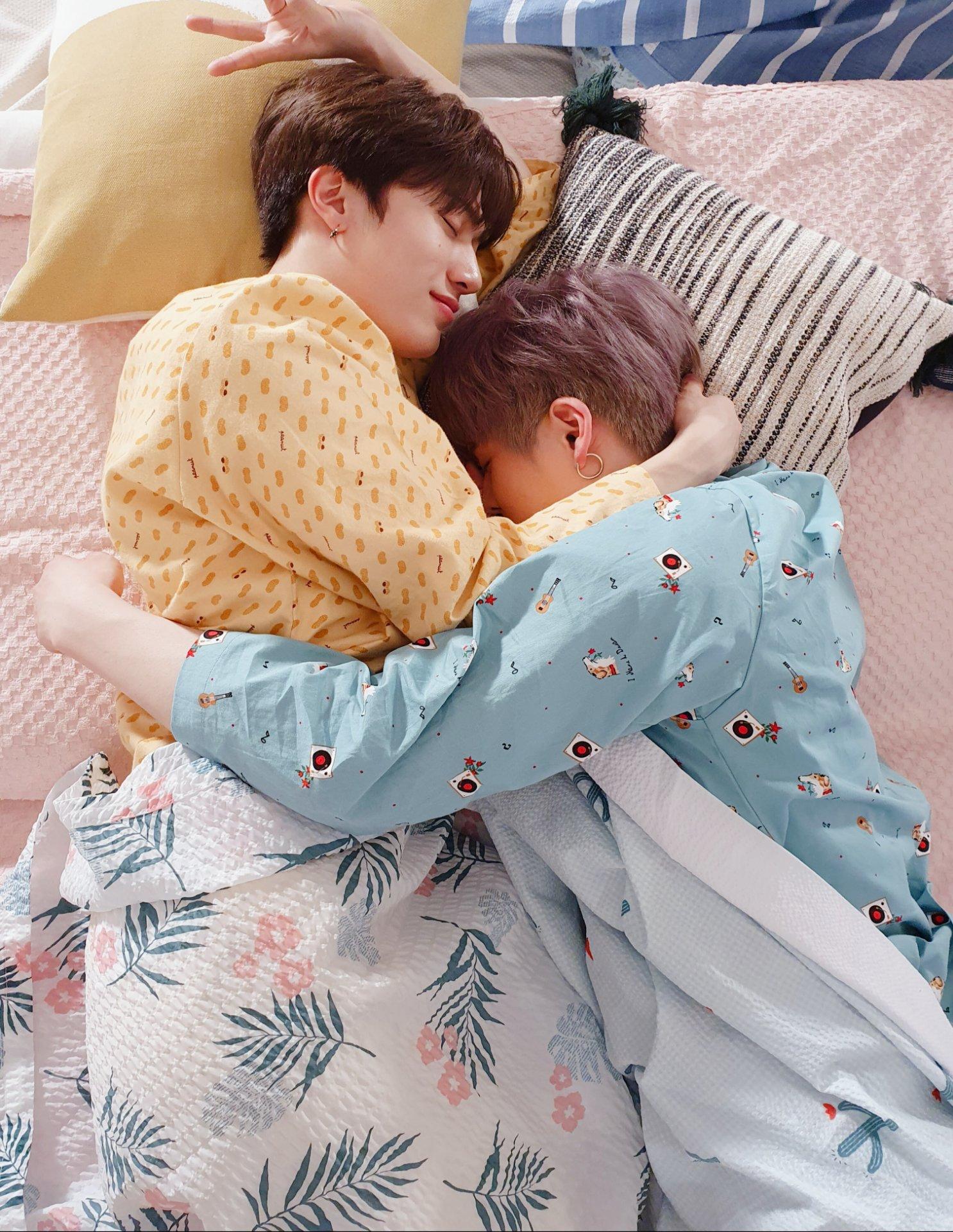 트레저 눕방 비하인드 사진에서는 그래도 자는 척 했구나했는데 | 인스티즈