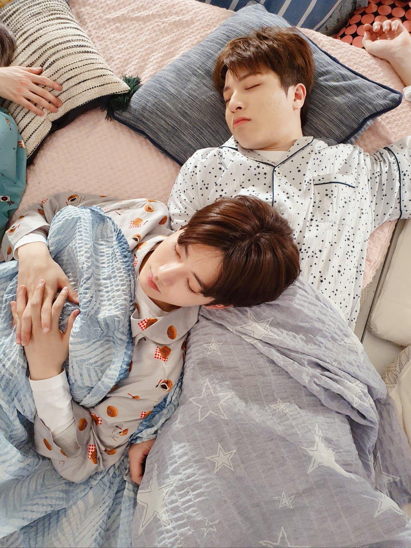 트레저 눕방 비하인드 사진에서는 그래도 자는 척 했구나했는데 | 인스티즈