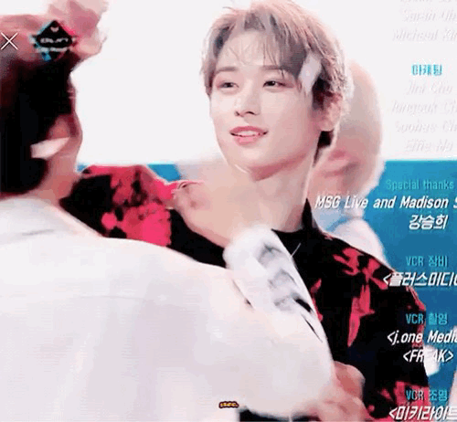 the비들아... 여기 아볶밥 앞에 있는 사람... 촴민이야?? | 인스티즈