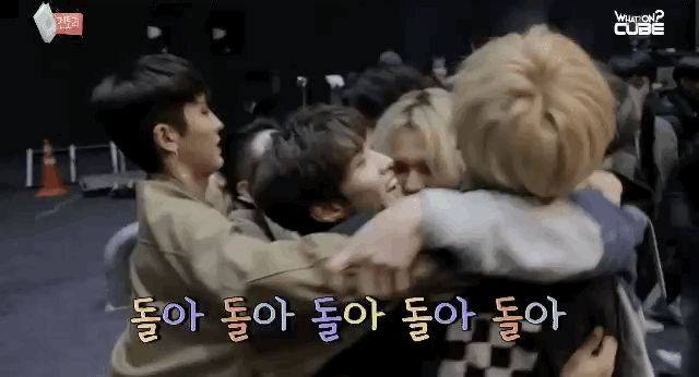 키가 작아서 멤버들 사이에 끼지 못하는 내 최애,, | 인스티즈