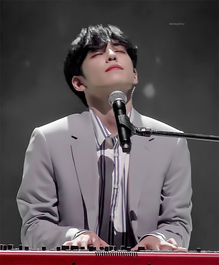 나는 원필이 저렇게 건반없이 스탠딩 마이크만 세워놓고 노래부르는거 처음보는듯 | 인스티즈