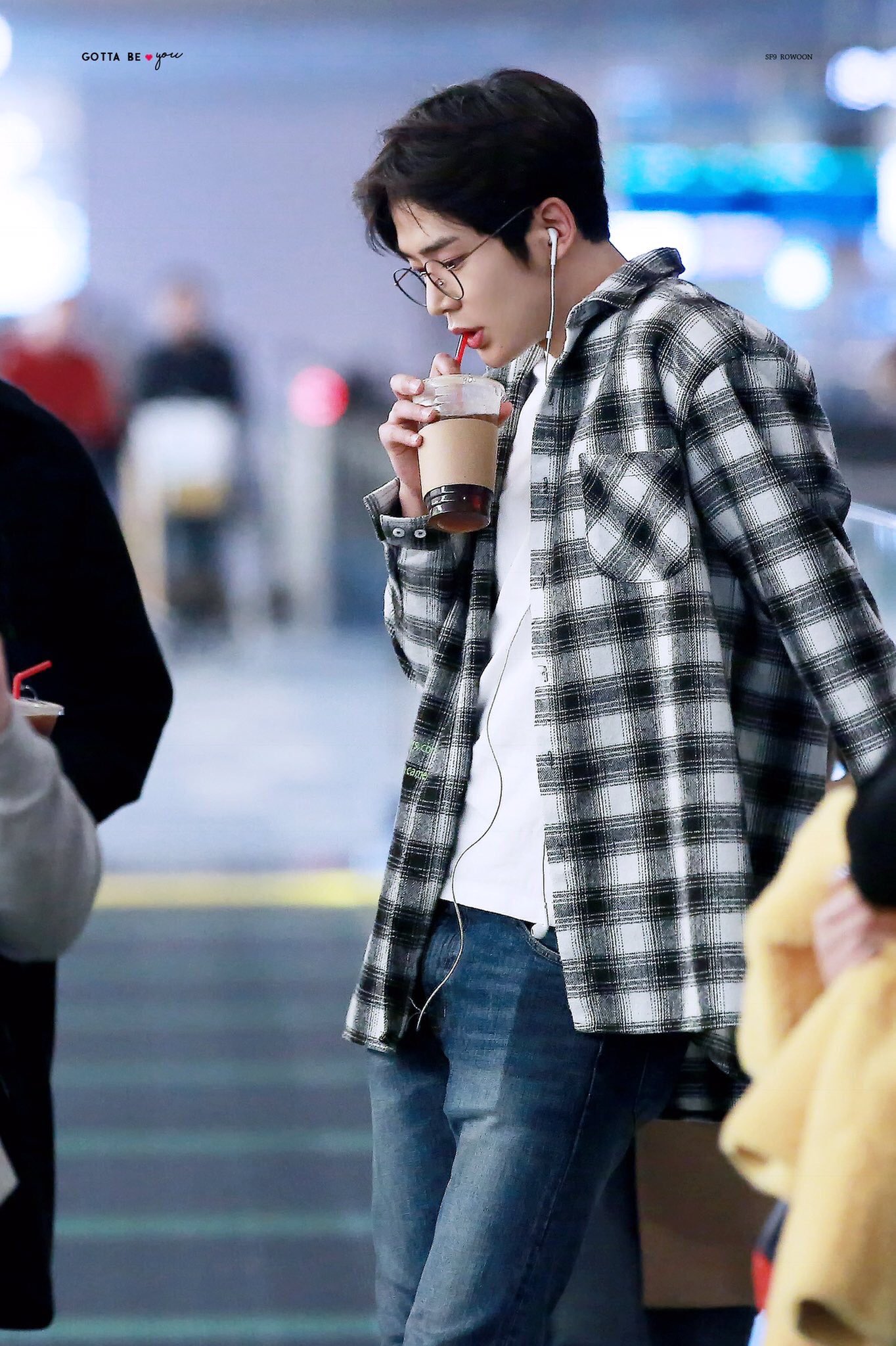 강의 듣고 나왔는데 앞에서 기다리고 있었던 대학생 남친같지 않니 | 인스티즈