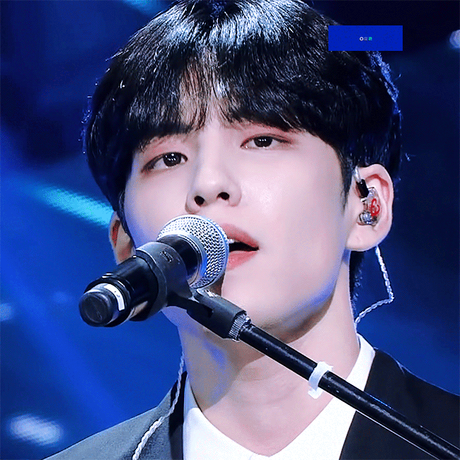 나는 원필이 저렇게 건반없이 스탠딩 마이크만 세워놓고 노래부르는거 처음보는듯 | 인스티즈