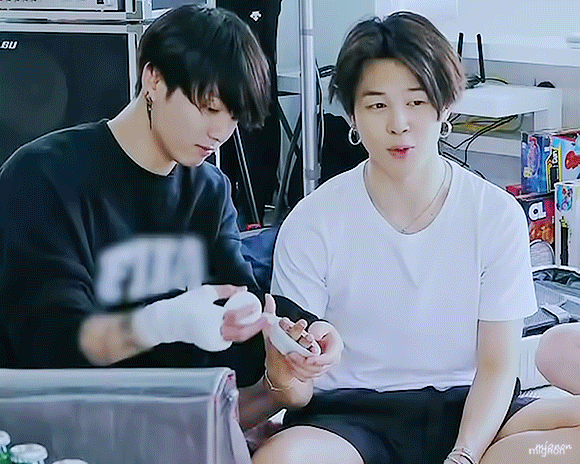 방탄 지민이랑 정국 그림체 다른거 왜케 설레고 좋냐 | 인스티즈