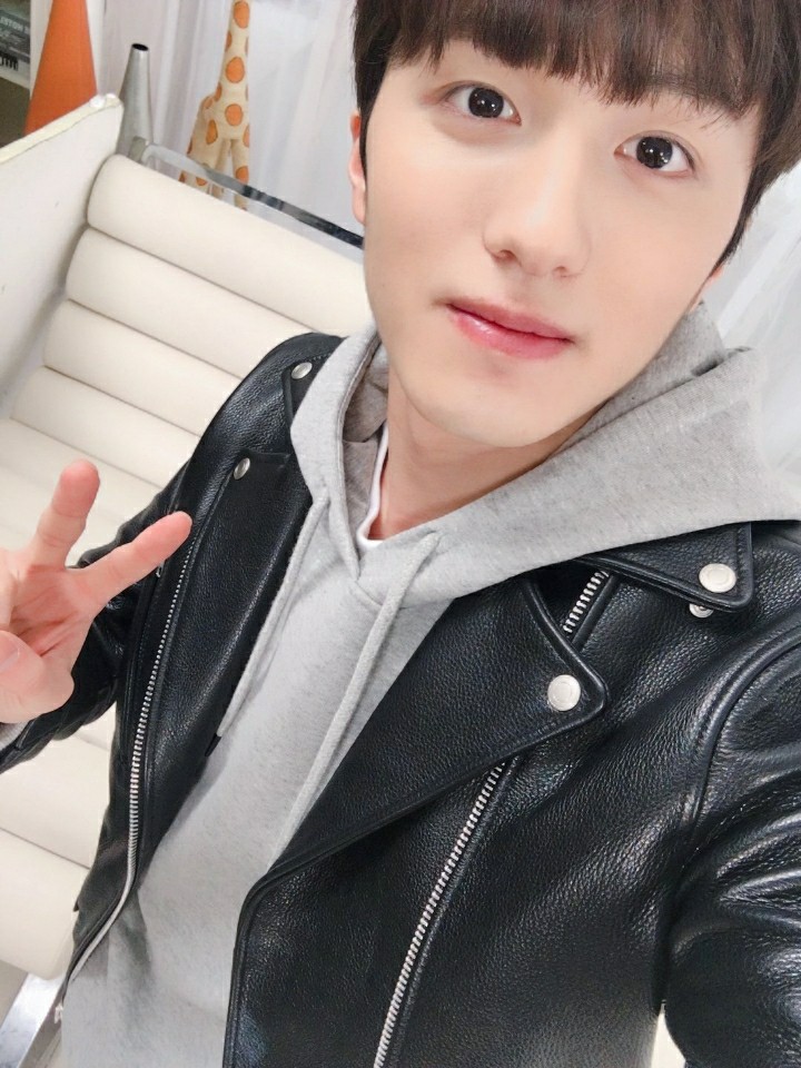 회색후드에 가죽자캣이 너무 좋아 | 인스티즈