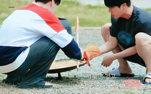 먹는거에 진심인 방탄소년단의 숲속에서 밥차려먹기.jpg | 인스티즈