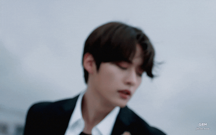 잘생긴 98년생이 교복입고 오토바이에 기대있는 장면 보실분 | 인스티즈