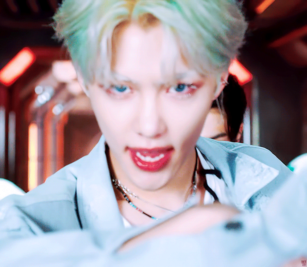 필릭스 진짜 과한 스타일링 끝판왕인데 너무 잘받아먹음 | 인스티즈