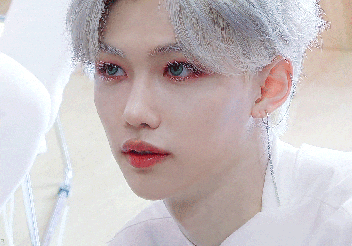 필릭스 진짜 과한 스타일링 끝판왕인데 너무 잘받아먹음 | 인스티즈