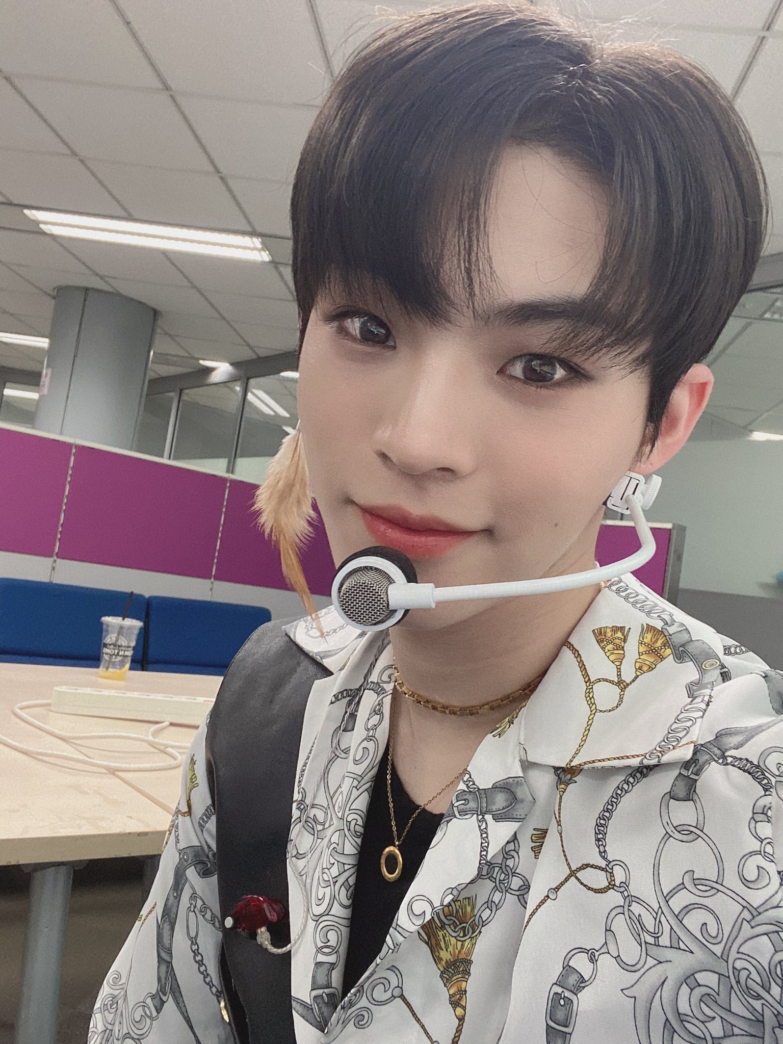 셀카 올려주기로 한거 지킨다고 자다 깨서 셀카 올려주는 아이돌,,, | 인스티즈