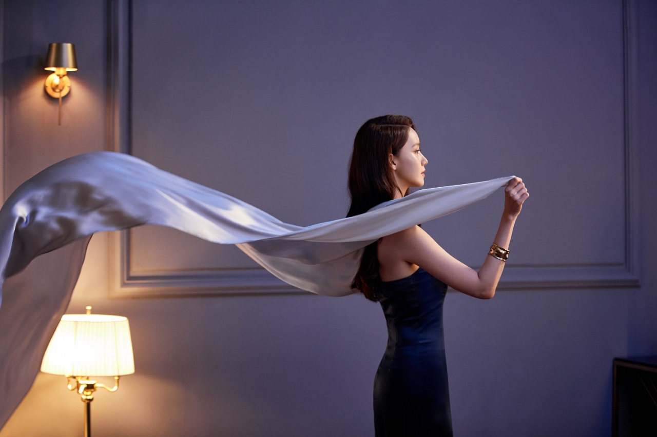 윤아 이니슾이랑 에스티로더랑 이미지가 이렇게 다를수가 없는데 다 찰떡이야 | 인스티즈