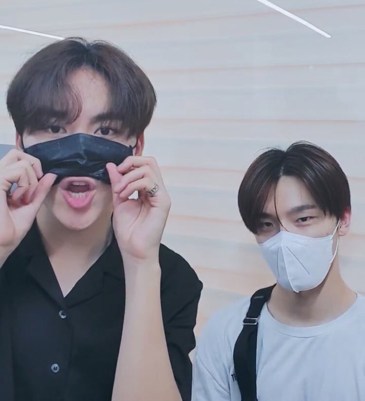 혼자 브이앱 하다가 막둥이 와서 마스크 썼는데 | 인스티즈